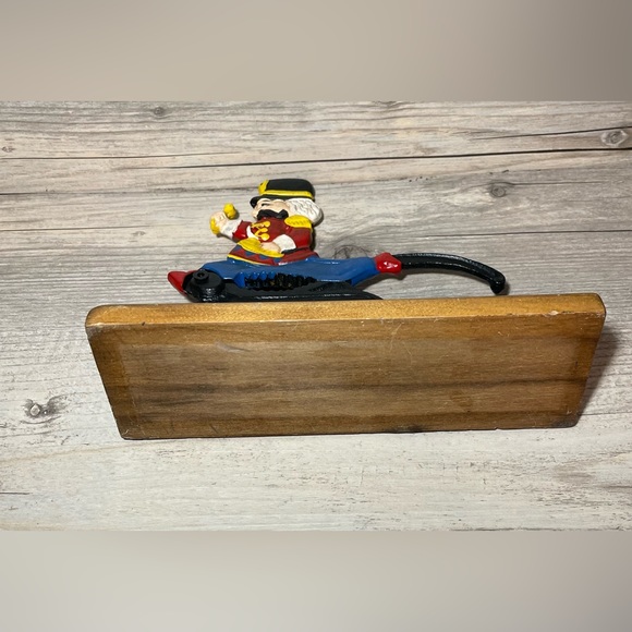 Vintage ~ Nutcracker Drummer Boy Cast Iron Hand painted on mounted wood base - Picture 4 of 7